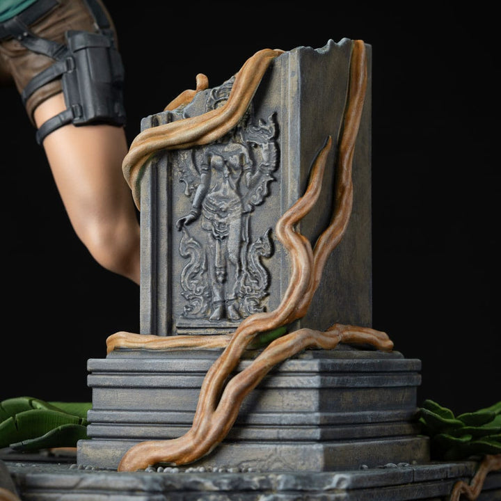 Tomb Raider Lara Croft Statue