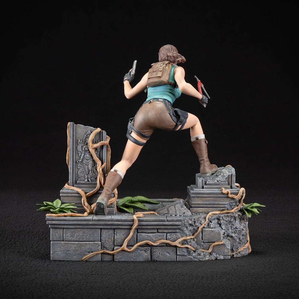 Tomb Raider Lara Croft Statue