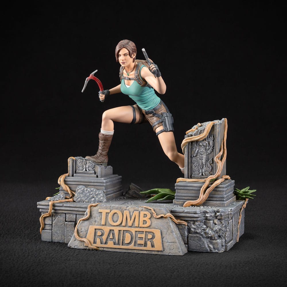 Tomb Raider Lara Croft Statue