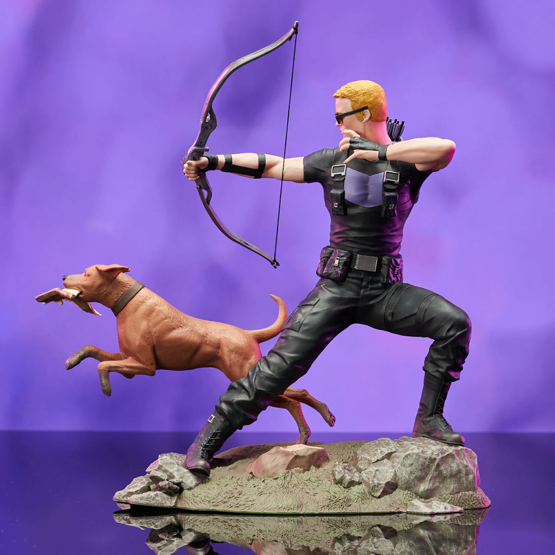 Marvel Diamond Select Comic Gallery PVC Statue Hawkeye with Pizza Dog
