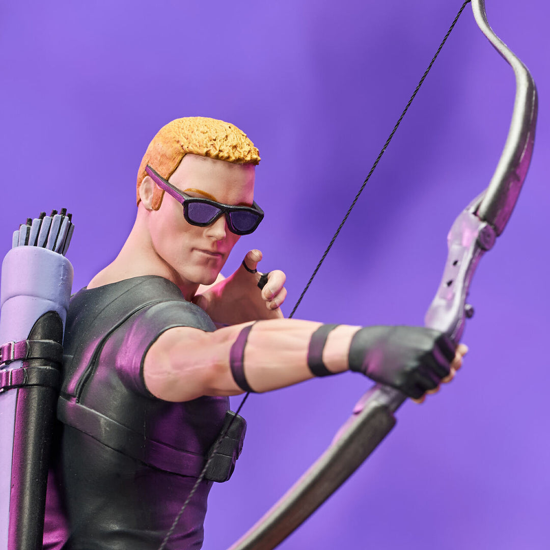 Marvel Diamond Select Comic Gallery PVC Statue Hawkeye with Pizza Dog