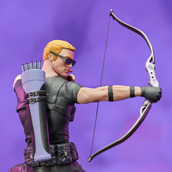 Marvel Diamond Select Comic Gallery PVC Statue Hawkeye with Pizza Dog