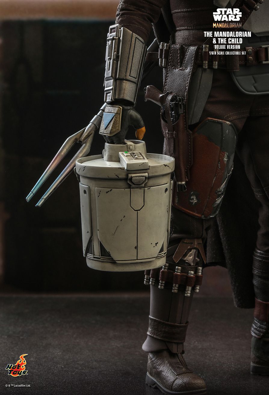 Hot Toys The Mandalorian 1/6 The Mandalorian (Beskar Armour) and The Child Deluxe Version