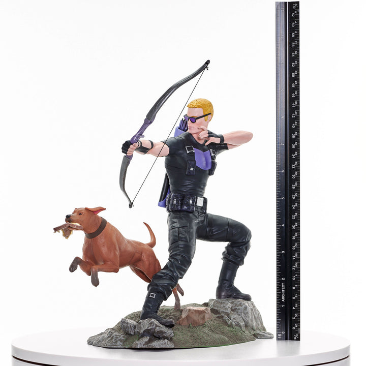 Marvel Diamond Select Comic Gallery PVC Statue Hawkeye with Pizza Dog